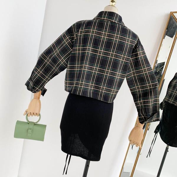 Hétköznapi női szett egy kockás ingből és egy nyakkendős ruhából