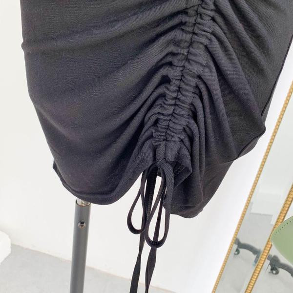 Hétköznapi női szett egy kockás ingből és egy nyakkendős ruhából