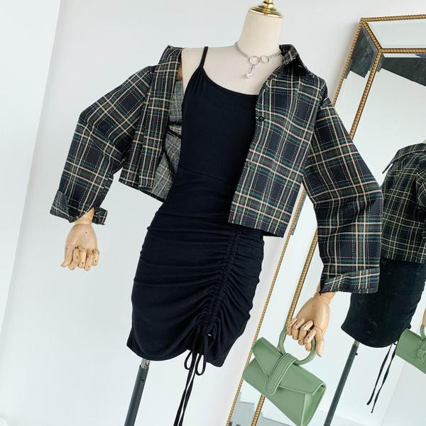 Hétköznapi női szett egy kockás ingből és egy nyakkendős ruhából