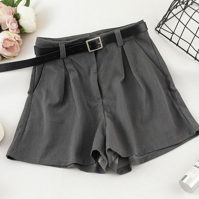 Модерни дамски къси панталони в сив,черен и бял цвят с колан