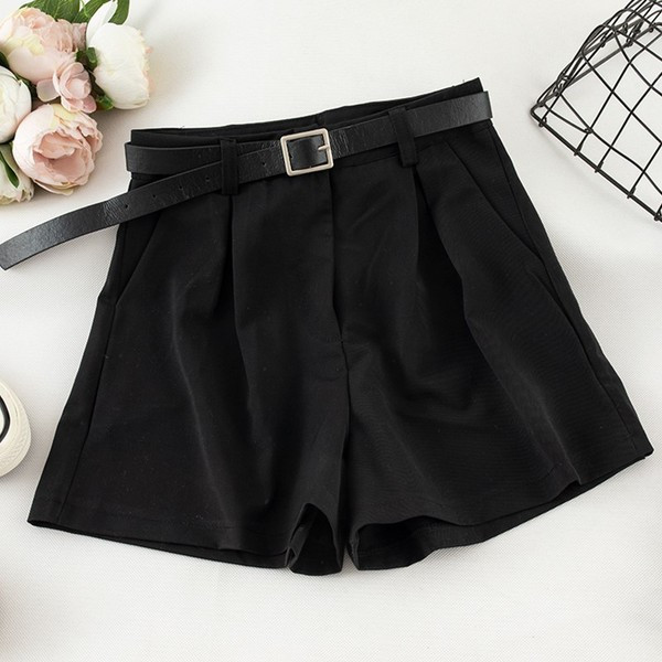 Pantaloni scurți moderni de damă în gri, alb și negru cu curea