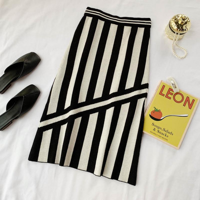 Fusta de dama in dungi cu talie inalta in negru, rosu si galben