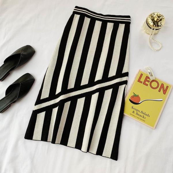 Fusta de dama in dungi cu talie inalta in negru, rosu si galben