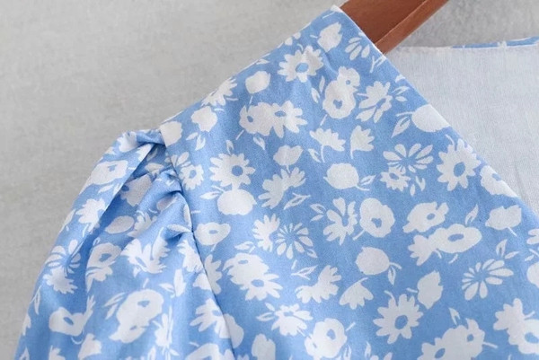 Bluză de damă cu model floral în albastru