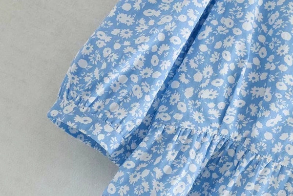 Bluză de damă cu model floral în albastru