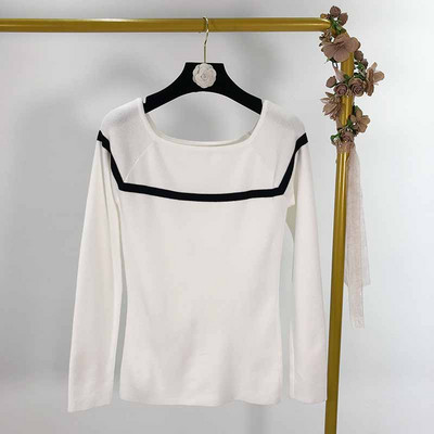 Bluză de damă cu decolteu oval în alb și negru