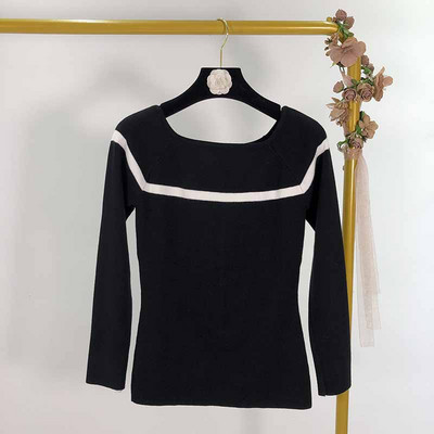 Bluză de damă cu decolteu oval în alb și negru