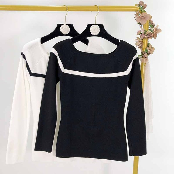 Bluză de damă cu decolteu oval în alb și negru