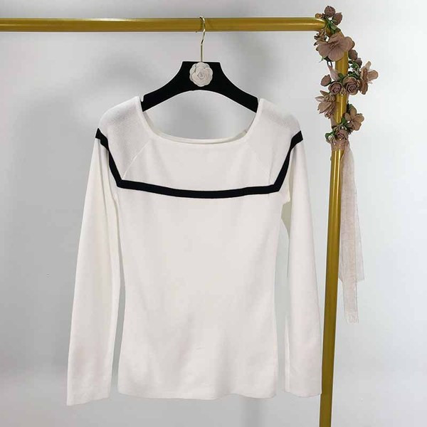 Bluză de damă cu decolteu oval în alb și negru