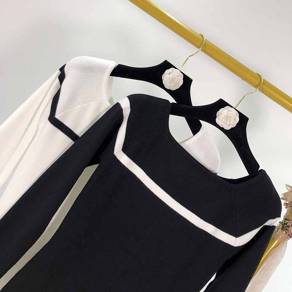 Bluză de damă cu decolteu oval în alb și negru