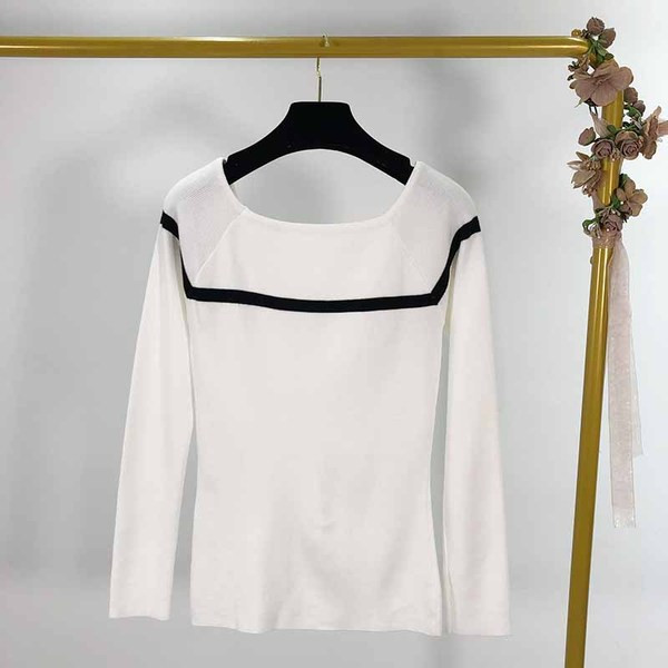 Bluză de damă cu decolteu oval în alb și negru