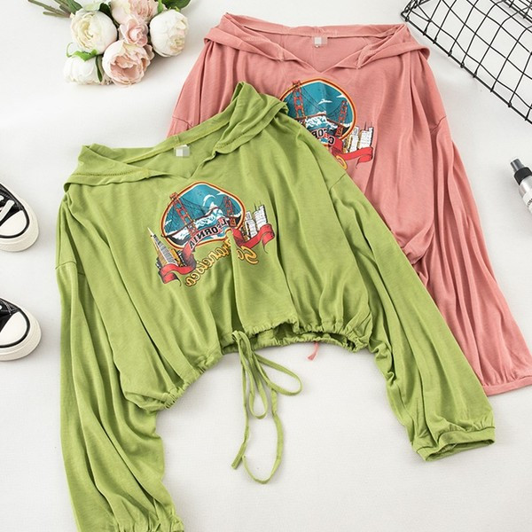 Női sportblúz rátéttel és kapucnival - többféle színben