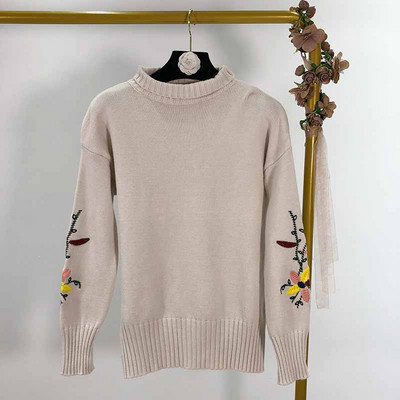 Vékony kötésből készült női pulóver hímzéssel