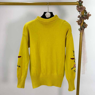 Vékony kötésből készült női pulóver hímzéssel