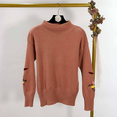 Vékony kötésből készült női pulóver hímzéssel