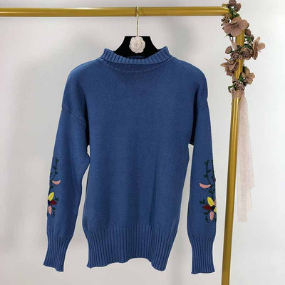 Vékony kötésből készült női pulóver hímzéssel