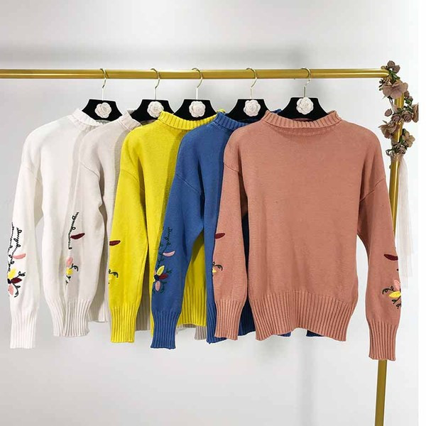 Vékony kötésből készült női pulóver hímzéssel