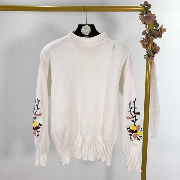 Vékony kötésből készült női pulóver hímzéssel