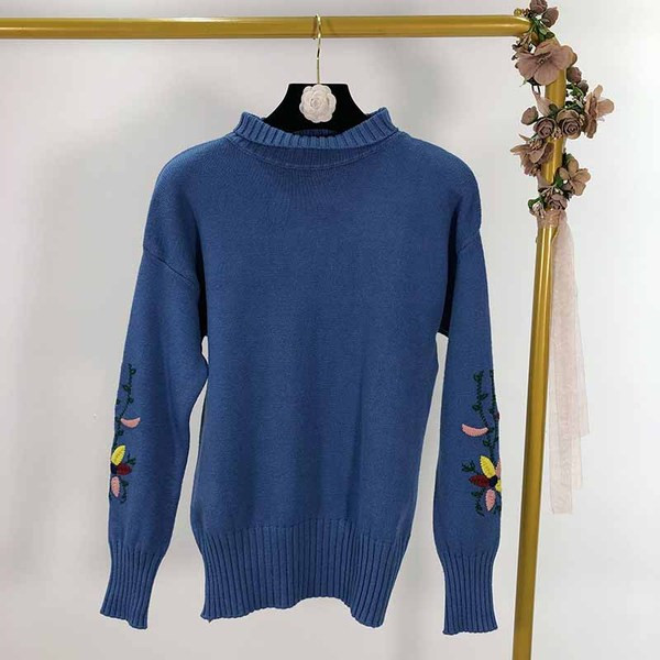 Vékony kötésből készült női pulóver hímzéssel