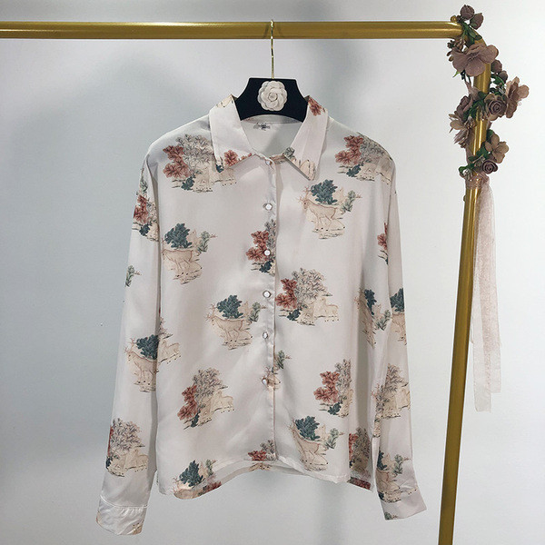 Cămașă de damă cu mâneci lungi în alb și model cu model