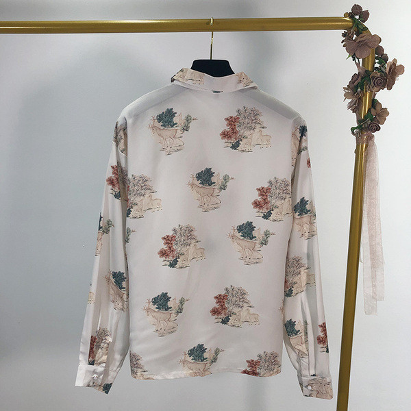 Cămașă de damă cu mâneci lungi în alb și model cu model