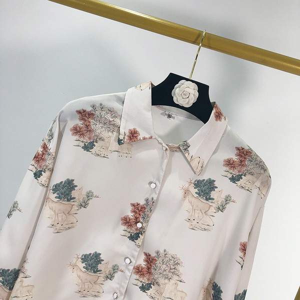 Cămașă de damă cu mâneci lungi în alb și model cu model