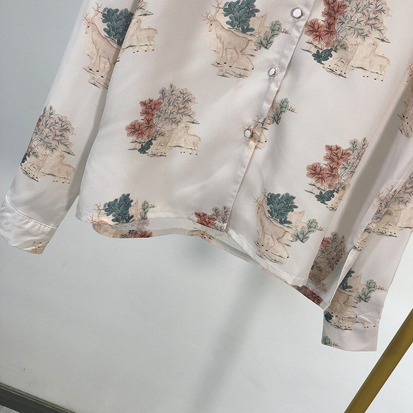 Cămașă de damă cu mâneci lungi în alb și model cu model