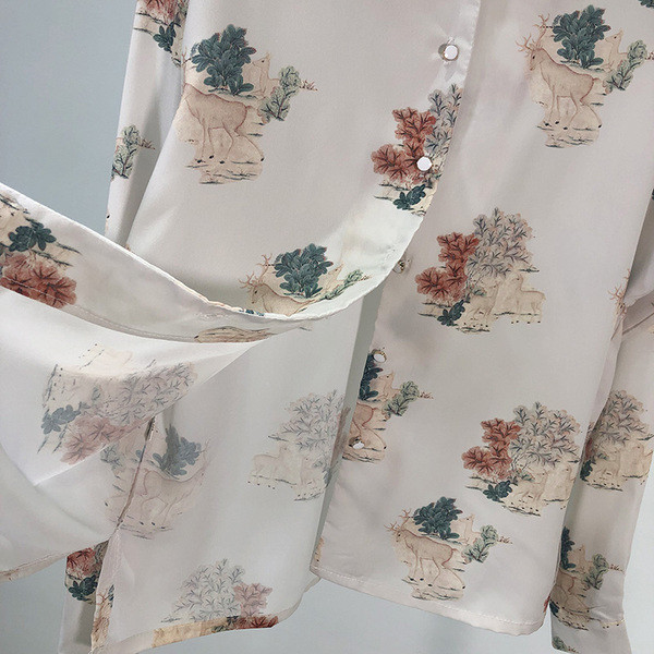 Cămașă de damă cu mâneci lungi în alb și model cu model