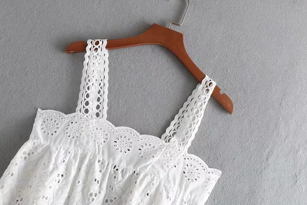 Női csipke felső, széles pántokkal, fehér színben