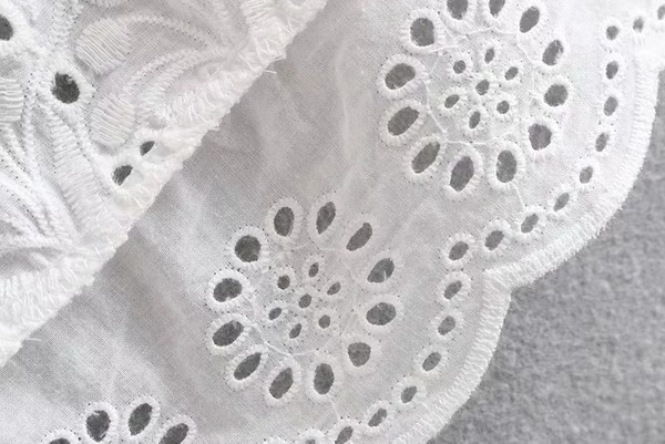 Női csipke felső, széles pántokkal, fehér színben