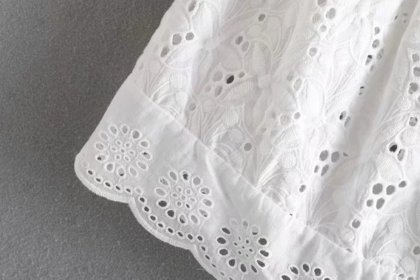 Női csipke felső, széles pántokkal, fehér színben