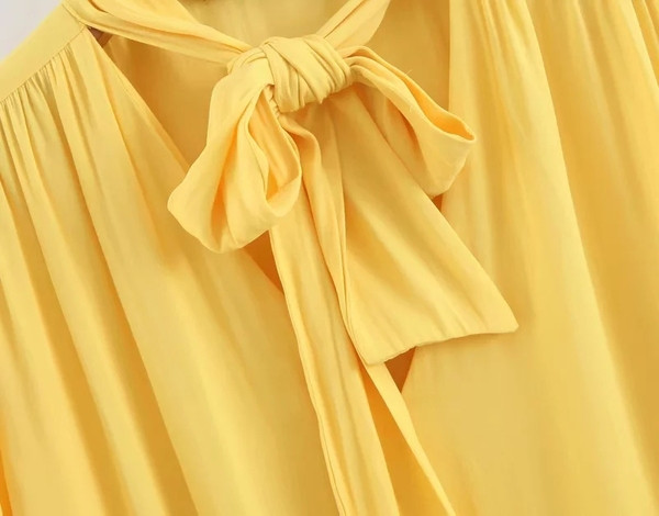 Bluză de damă cu mâneci lotus de culoare galbenă