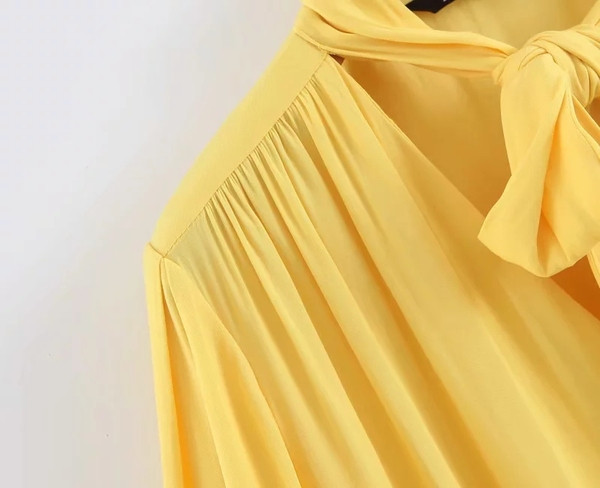 Bluză de damă cu mâneci lotus de culoare galbenă