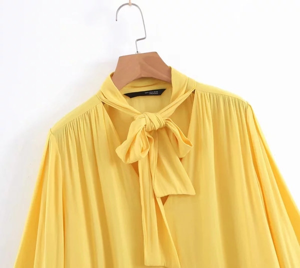 Bluză de damă cu mâneci lotus de culoare galbenă