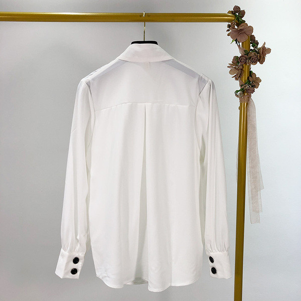 Cămașă albă de damă cu mâneci lungi și nasturi
