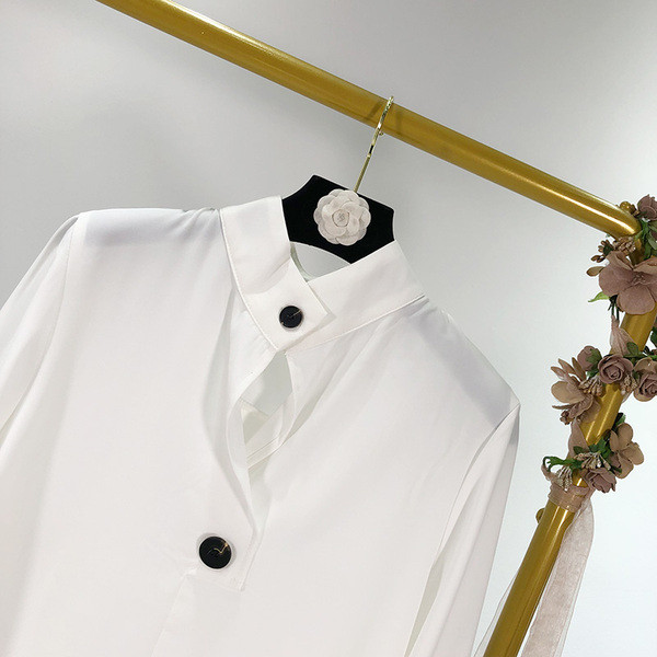 Cămașă albă de damă cu mâneci lungi și nasturi