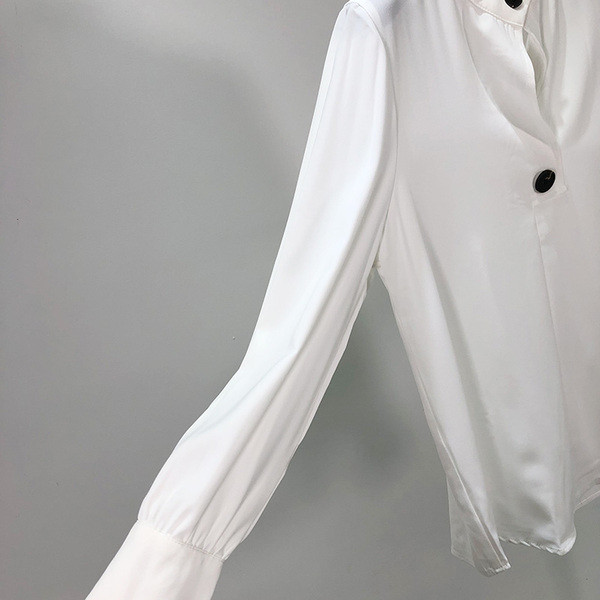 Cămașă albă de damă cu mâneci lungi și nasturi