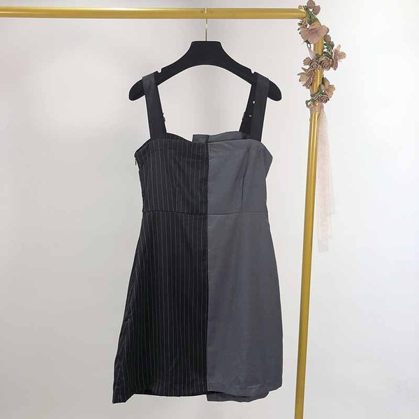 Rochie de dama cu bretele si nasturi de culoare inchisa