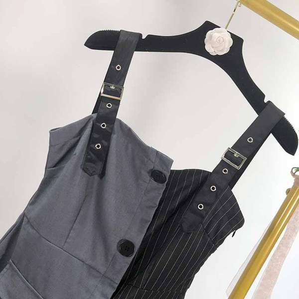 Rochie de dama cu bretele si nasturi de culoare inchisa