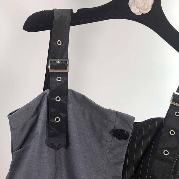 Rochie de dama cu bretele si nasturi de culoare inchisa