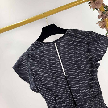 Rochie de damă cu decolteu în V adânc și mâneci lotus scurte