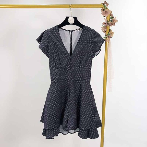 Rochie de damă cu decolteu în V adânc și mâneci lotus scurte