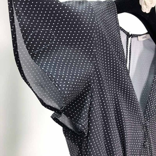 Rochie de damă cu decolteu în V adânc și mâneci lotus scurte