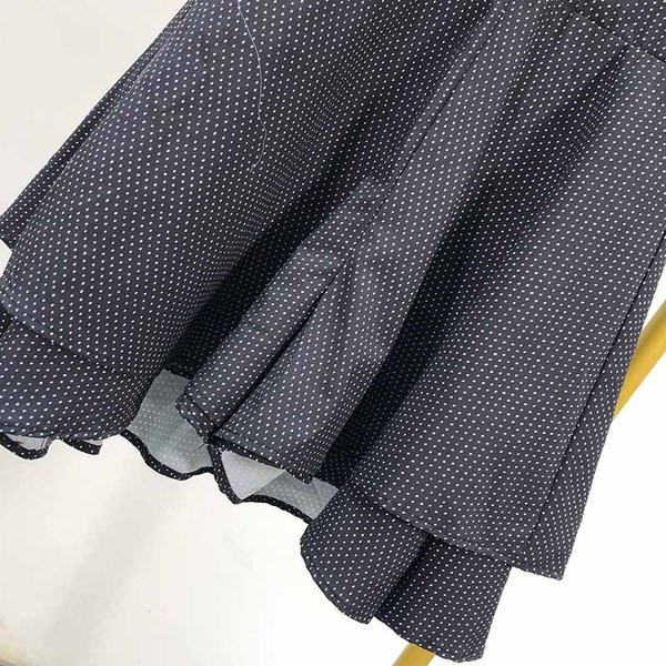 Rochie de damă cu decolteu în V adânc și mâneci lotus scurte