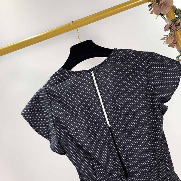 Rochie de damă cu decolteu în V adânc și mâneci lotus scurte