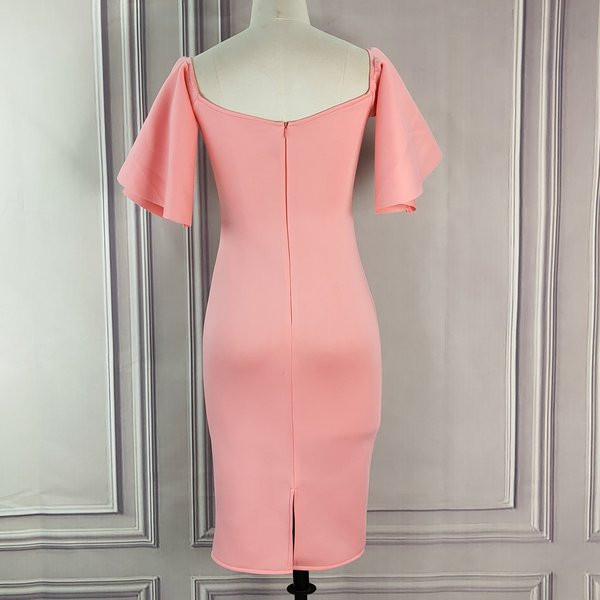 Rochie elegantă de damă, cu mâneci largi și umerii goi, în culoarea roz