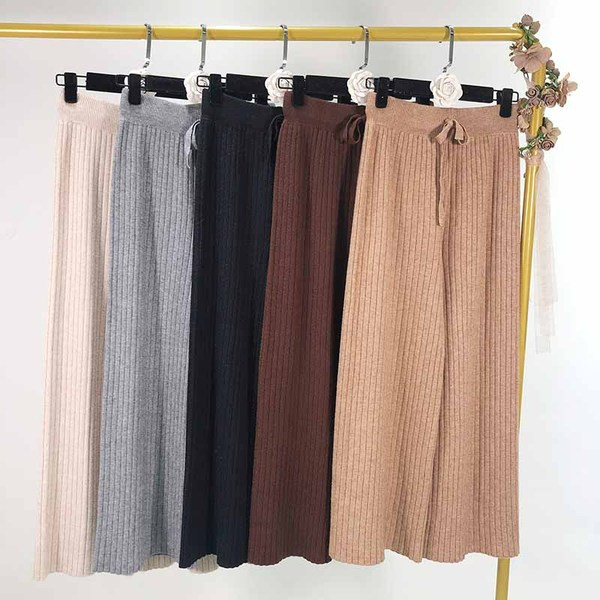 Pantaloni largi plisați de damă din tricot subțire