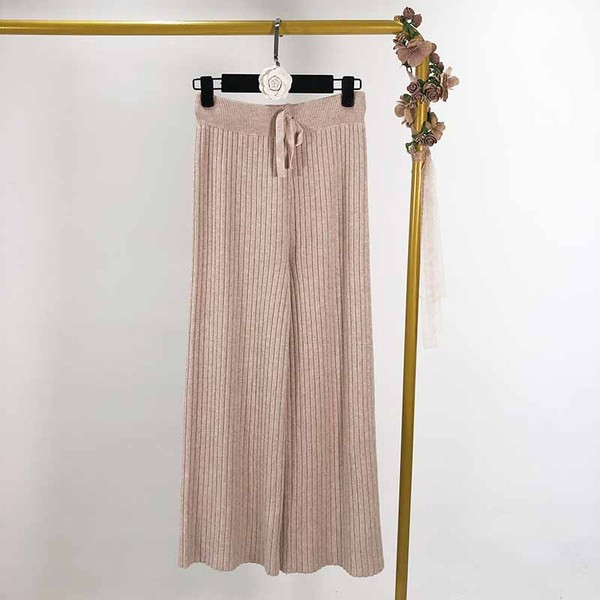 Pantaloni largi plisați de damă din tricot subțire