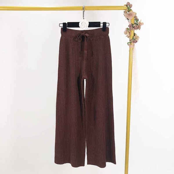 Pantaloni largi plisați de damă din tricot subțire