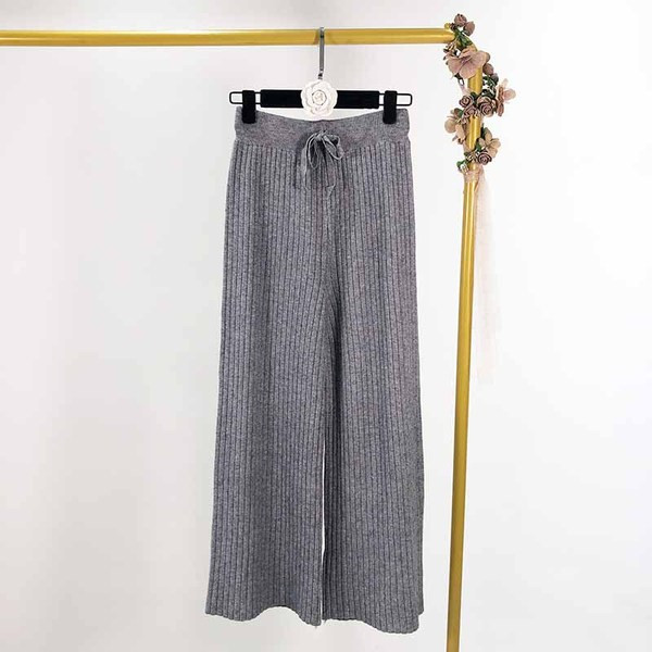 Pantaloni largi plisați de damă din tricot subțire